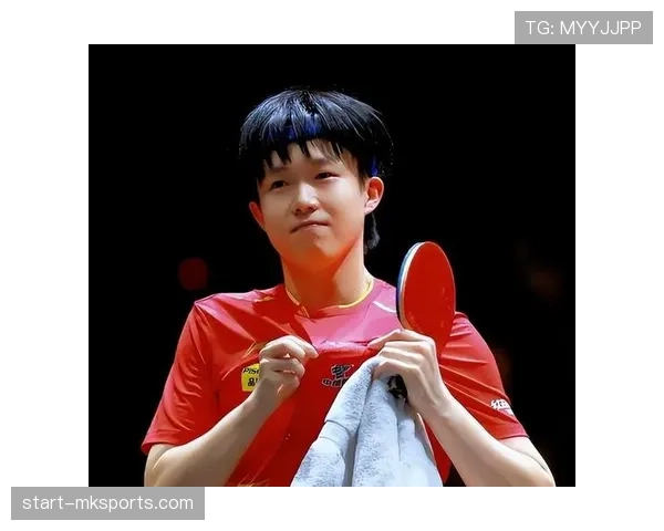 王楚钦豪车门口拎菜篮的照片，怎么看都像在拍生活方式大片