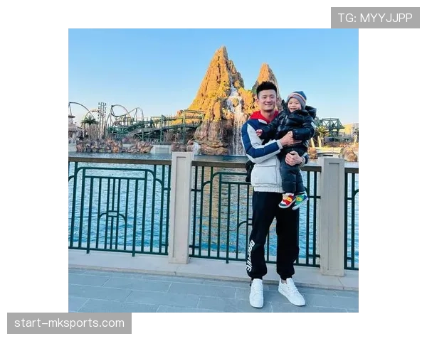 谌龙训练完顺手给老婆买了个包，价格够我交十年房租